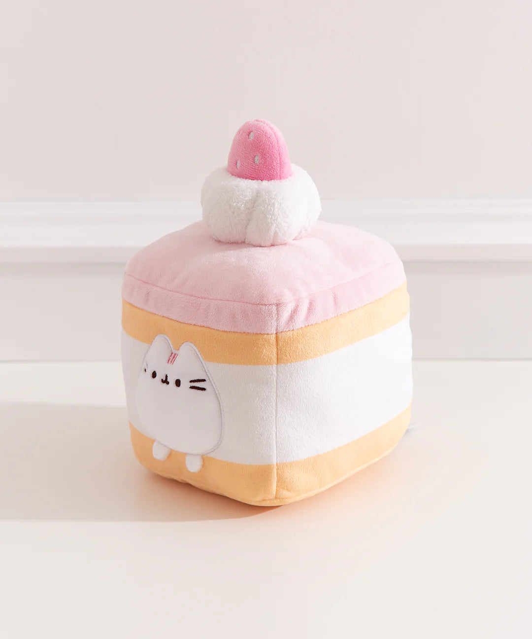 Pusheen Sweets: Strawberry Sponge Cake