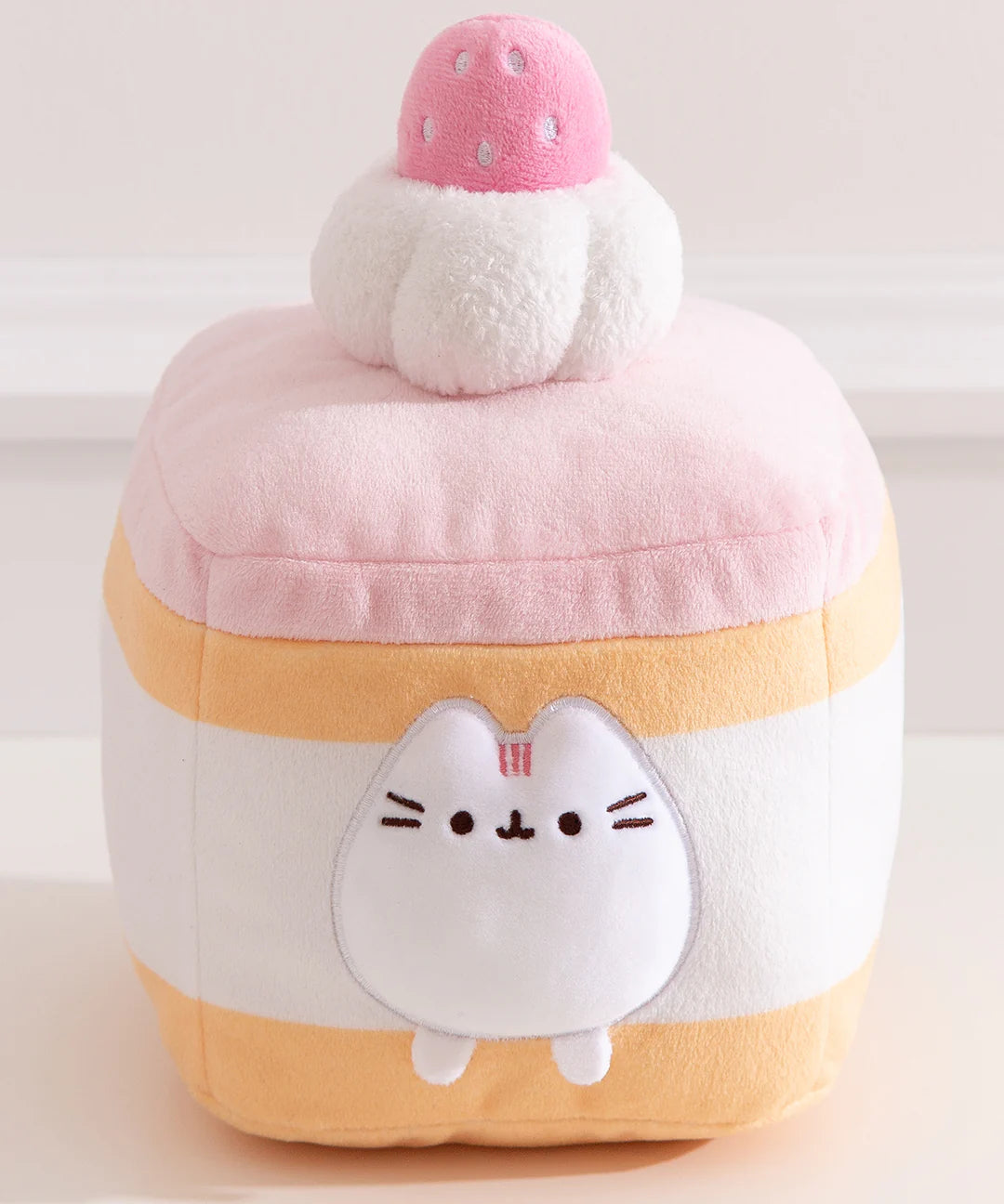 Pusheen Sweets: Strawberry Sponge Cake